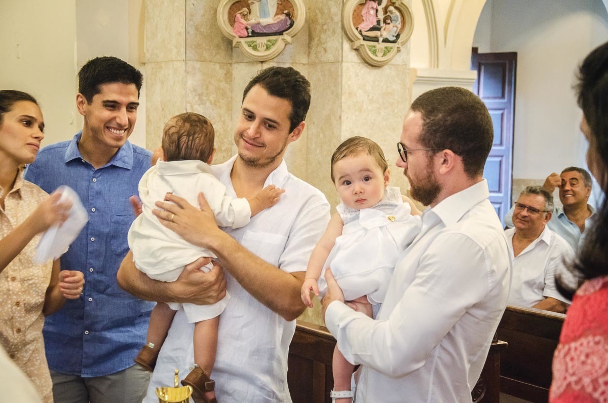 Família em batizado batismo na igreja de criança bebê