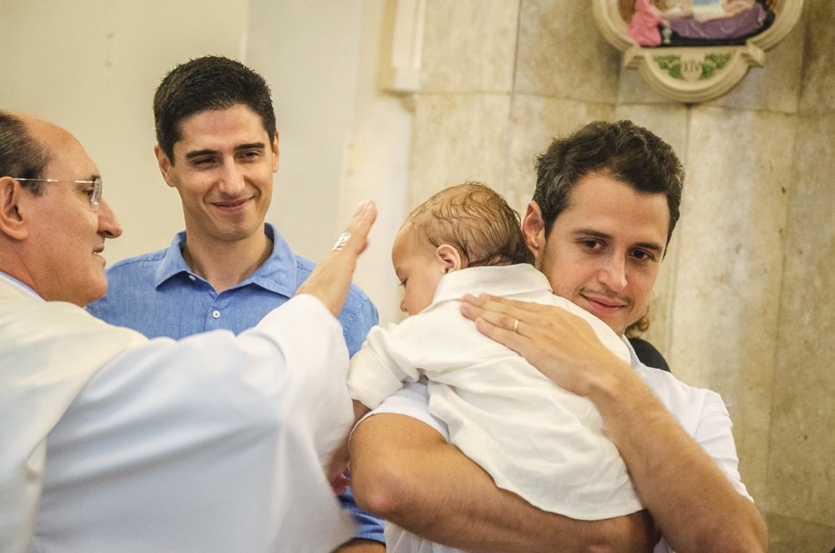 Família em batizado batismo na igreja de criança bebê