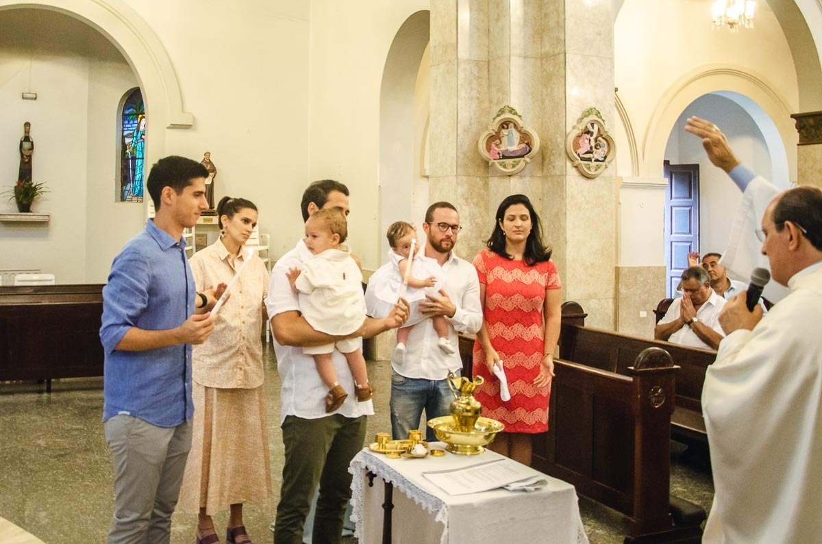 Família em batizado batismo na igreja de criança bebê