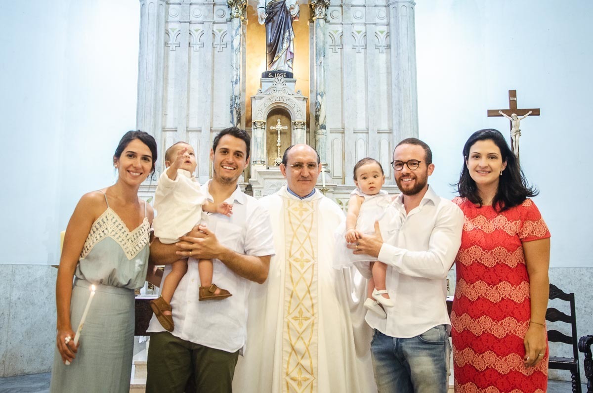 Família em batizado batismo na igreja de criança bebê