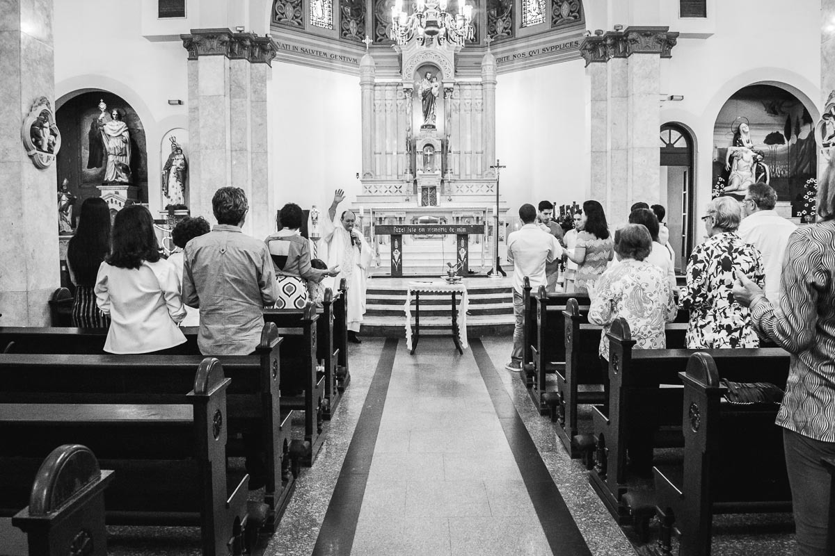 Família em batizado batismo na igreja de criança bebê