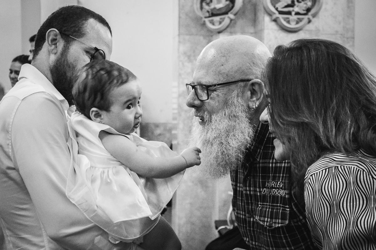 Família em batizado batismo na igreja de criança bebê