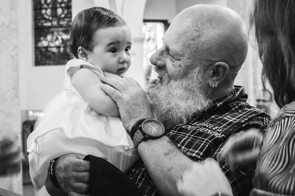 Família em batizado batismo na igreja de criança bebê