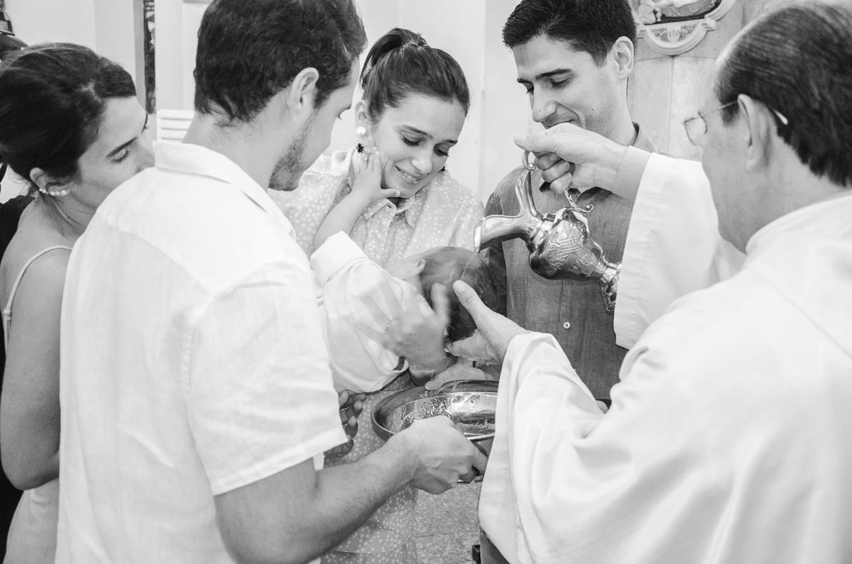 Família em batizado batismo na igreja de criança bebê