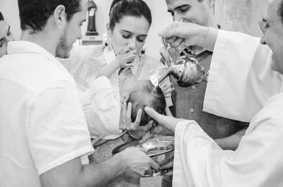Família em batizado batismo na igreja de criança bebê