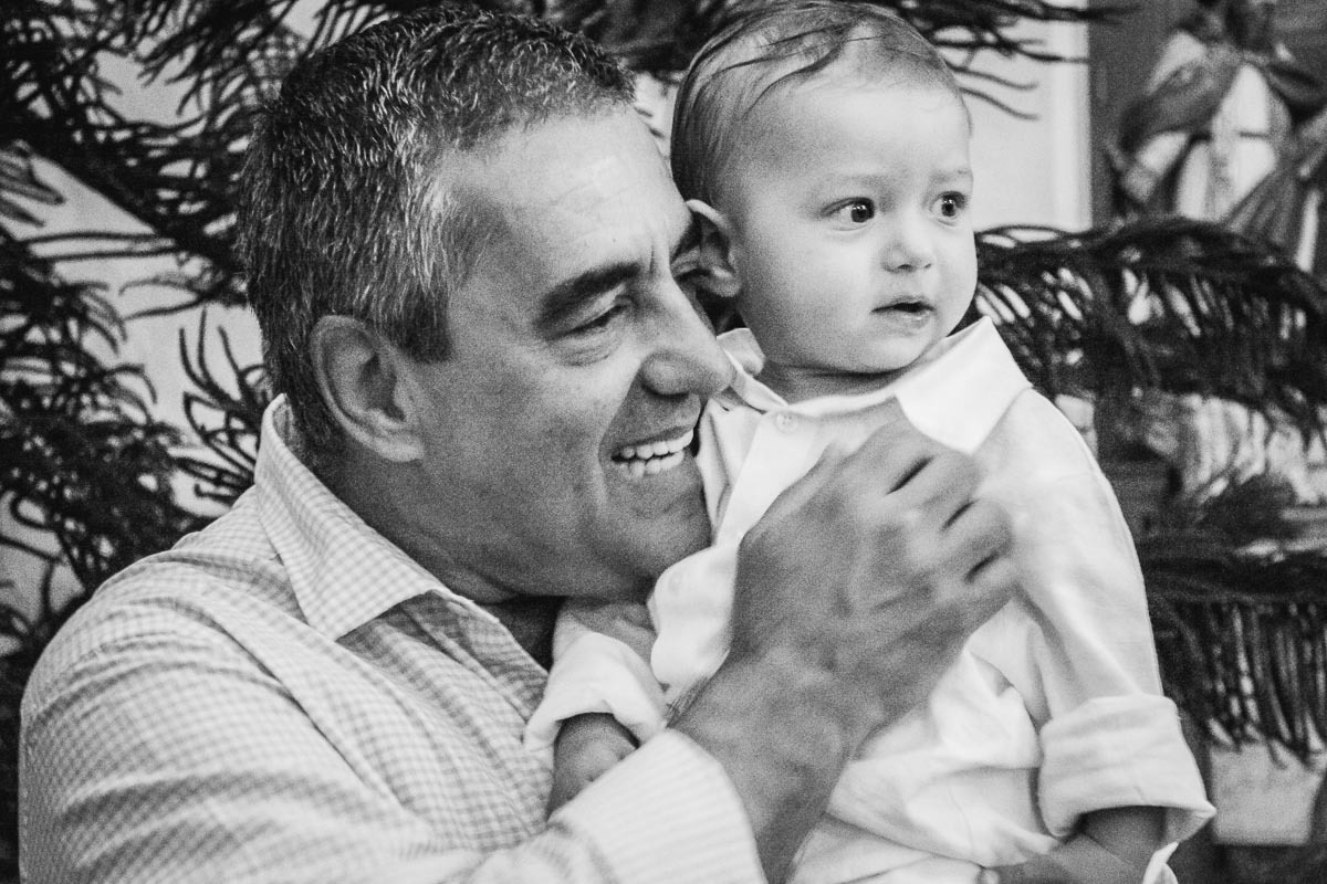 Família em batizado batismo na igreja de criança bebê