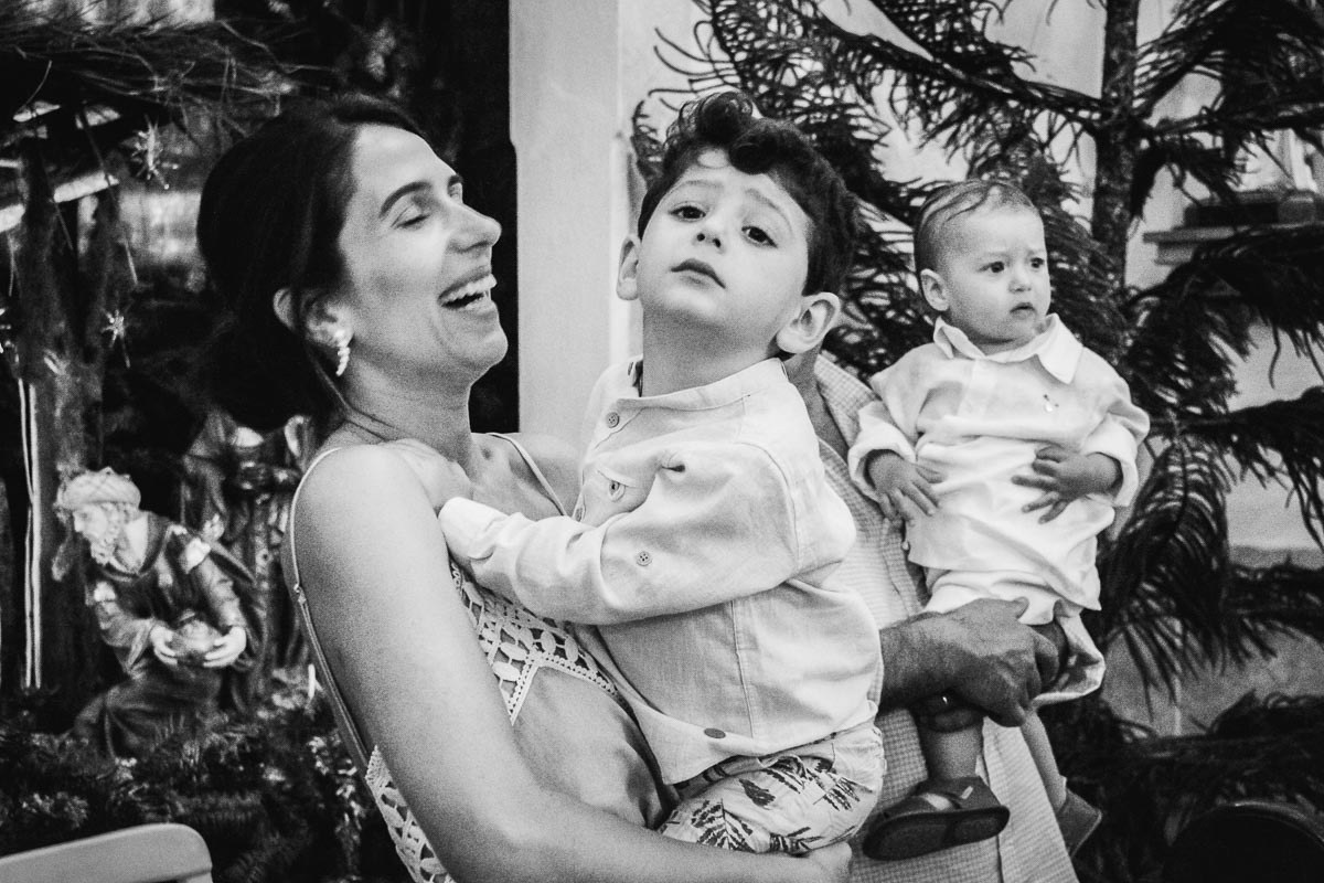 Família em batizado batismo na igreja de criança bebê