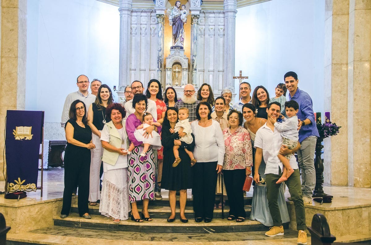 Família em batizado batismo na igreja de criança bebê