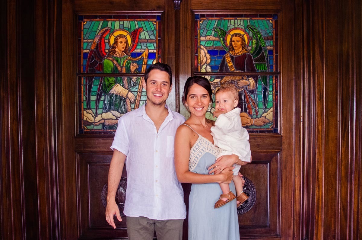 Pais com bebê no batismo batizado