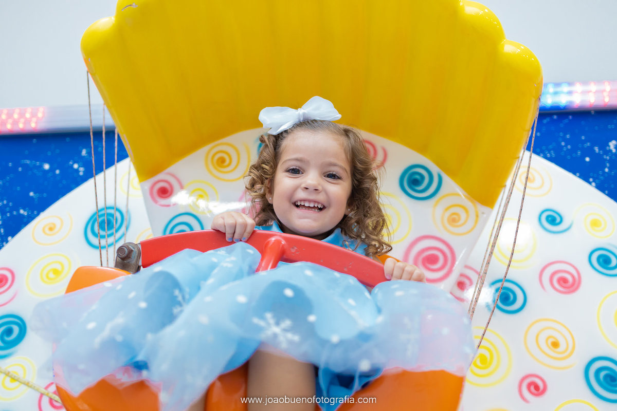Decoração frozen, buffet pipoca 1, fotógrafo bauru, aniversário infantil, criança brincando na roda gigante