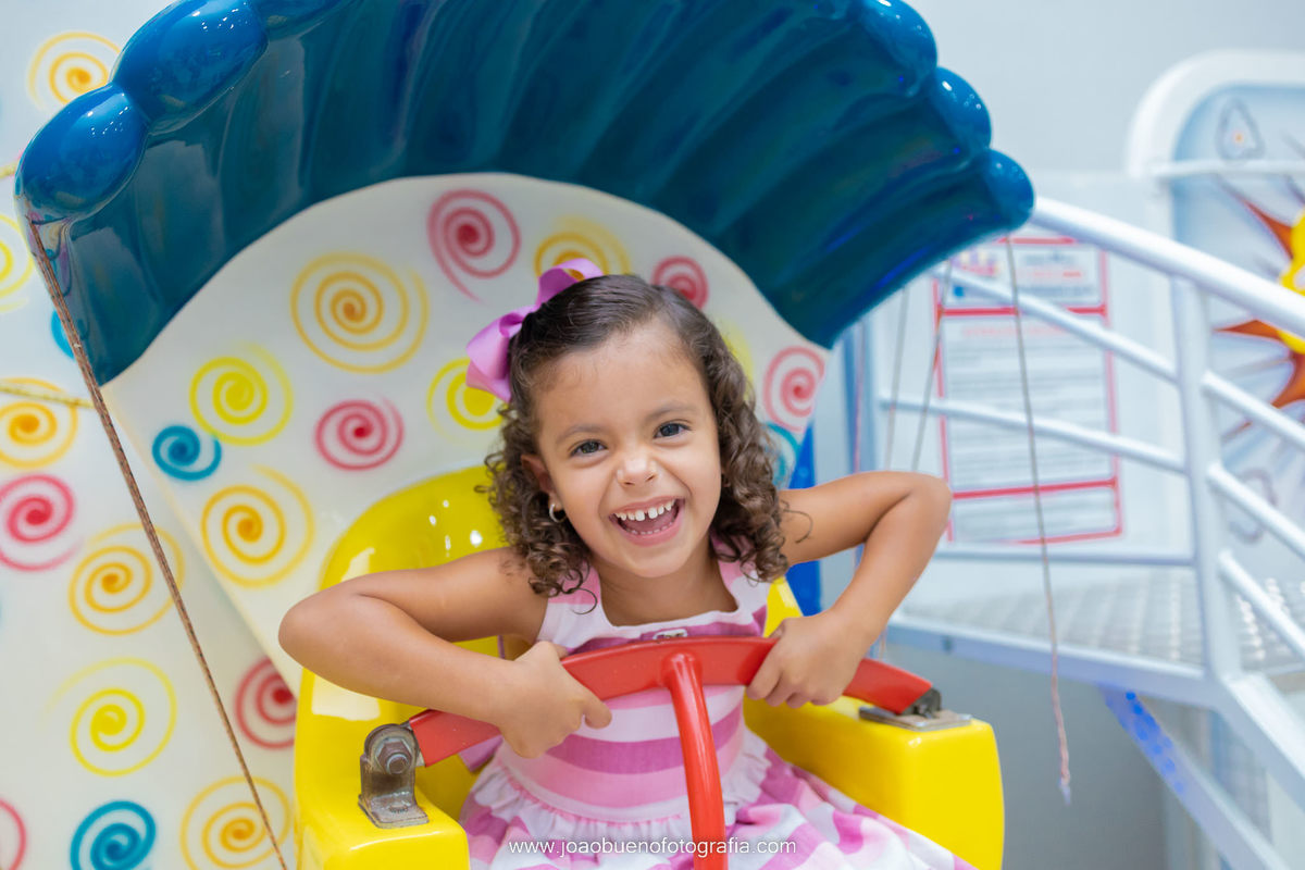 Decoração frozen, buffet pipoca 1, fotógrafo bauru, aniversário infantil, menina brincando na roda gigante