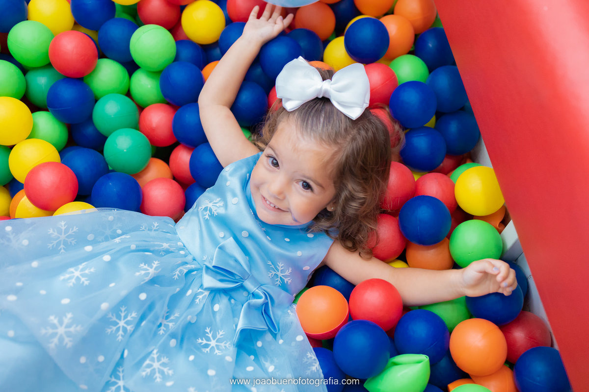 Decoração frozen, buffet pipoca 1, fotógrafo bauru, aniversário infantil, criança brincando na piscina de bolinhas