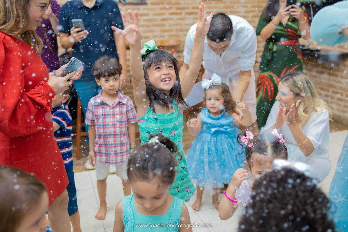 Decoração frozen, buffet pipoca 1, fotógrafo bauru, aniversário infantil, crianças brincando na neve