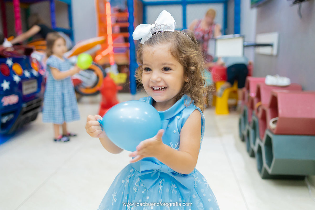Decoração frozen, buffet pipoca 1, fotógrafo bauru, aniversário infantil, criança brincando com bexiga