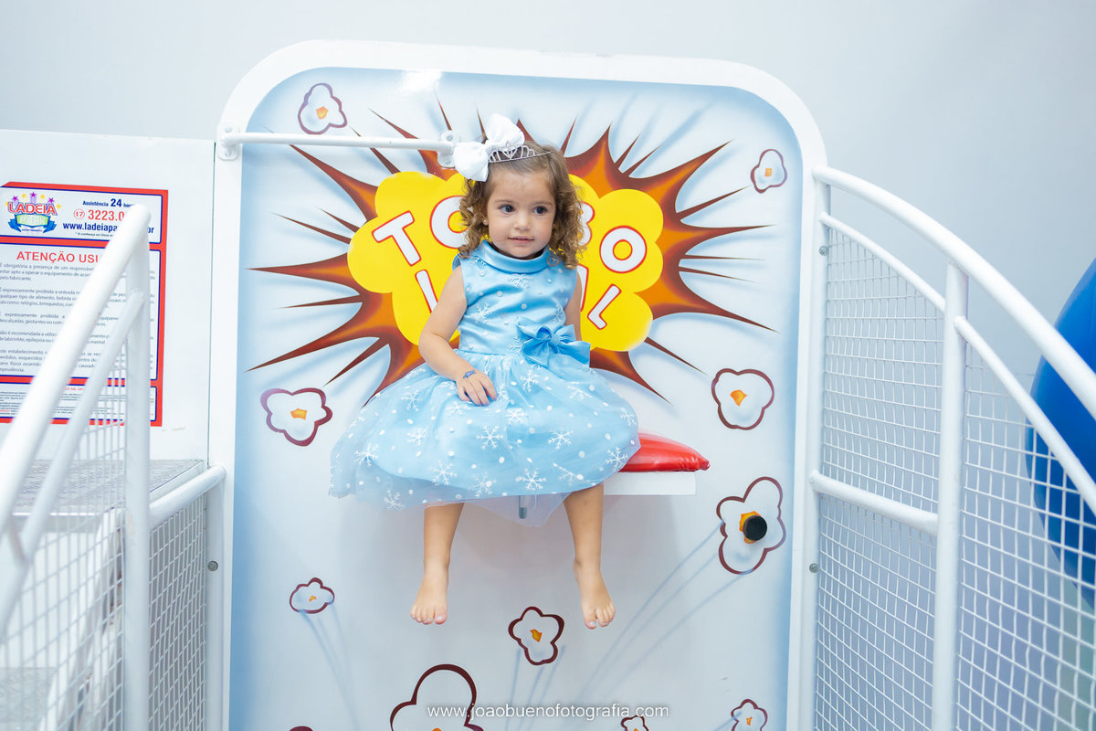 Decoração frozen, buffet pipoca 1, fotógrafo bauru, aniversário infantil, criança brincando no tombo legal