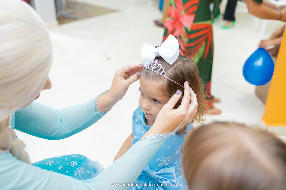 Decoração frozen, buffet pipoca 1, fotógrafo bauru, aniversário infantil, menina sendo coroada