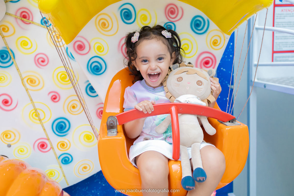 Decoração frozen, buffet pipoca 1, fotógrafo bauru, aniversário infantil, criança brincando e rindo