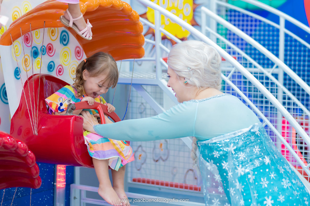 Decoração frozen, buffet pipoca 1, fotógrafo bauru, aniversário infantil, Elsa frozen brincando com criança