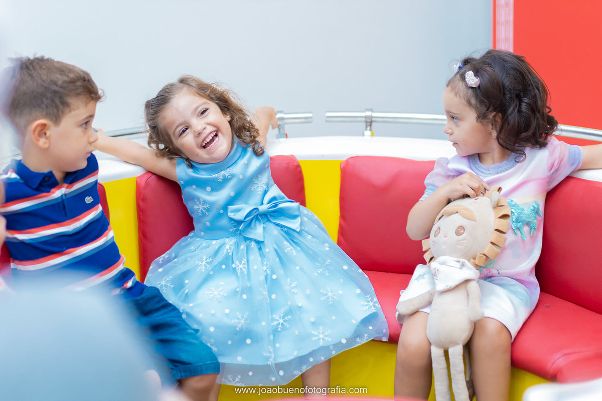 Decoração frozen, buffet pipoca 1, fotógrafo bauru, aniversário infantil, crianças brincando no gira gira