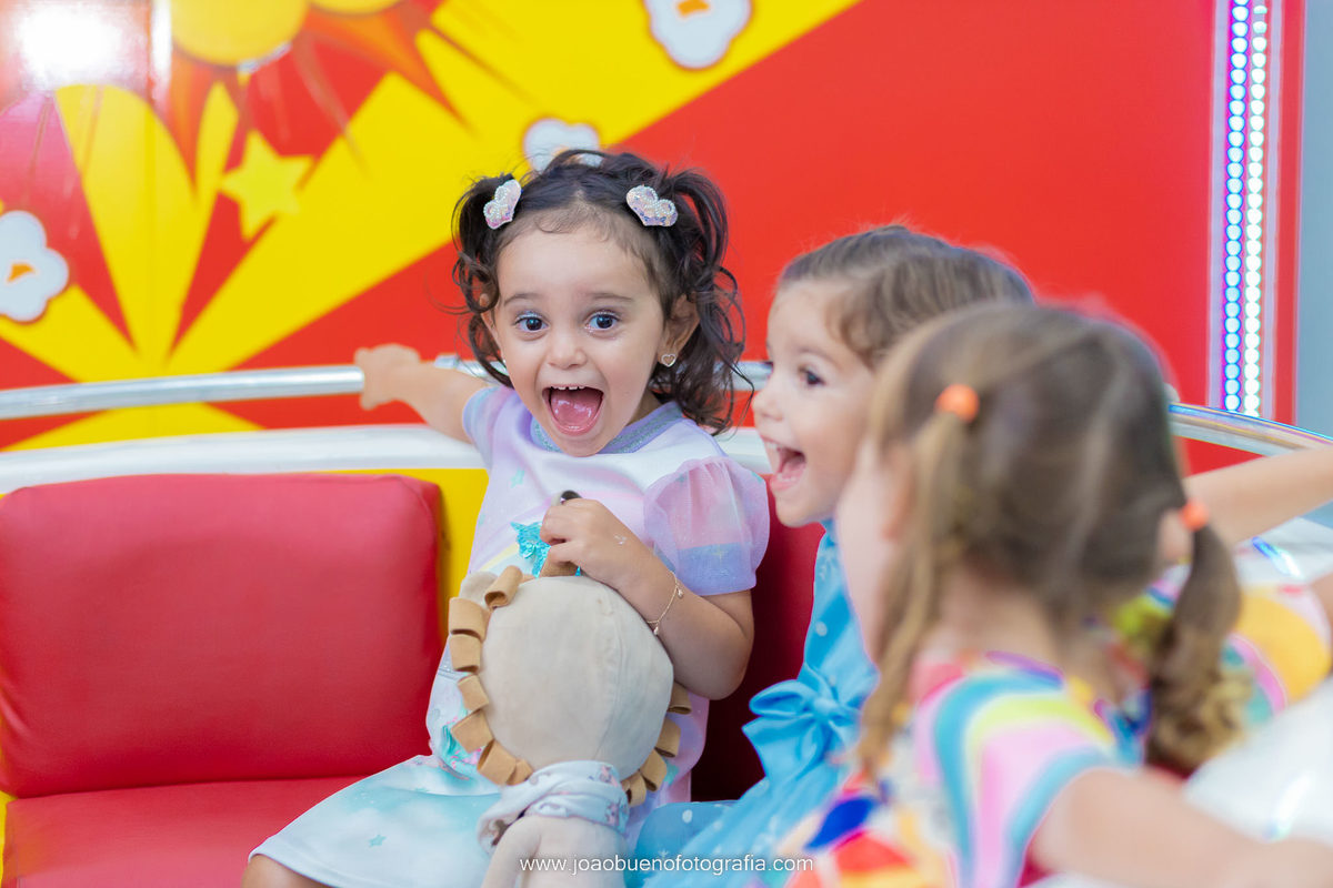 Decoração frozen, buffet pipoca 1, fotógrafo bauru, aniversário infantil, amigas brincando no gira gira