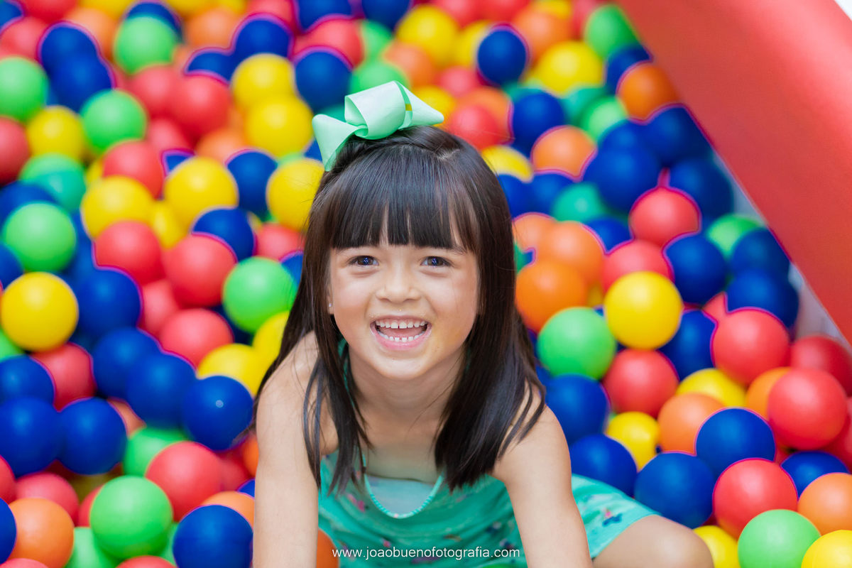 Decoração frozen, buffet pipoca 1, fotógrafo bauru, aniversário infantil, criança brincando na piscina de bolinhas