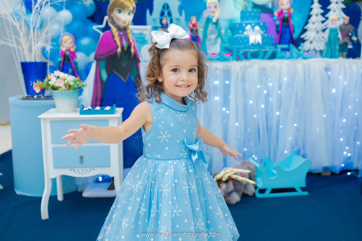 Decoração frozen, buffet pipoca 1, fotógrafo bauru, aniversário infantil, criança fantasiada de Elsa, festa de aniversário Frozen