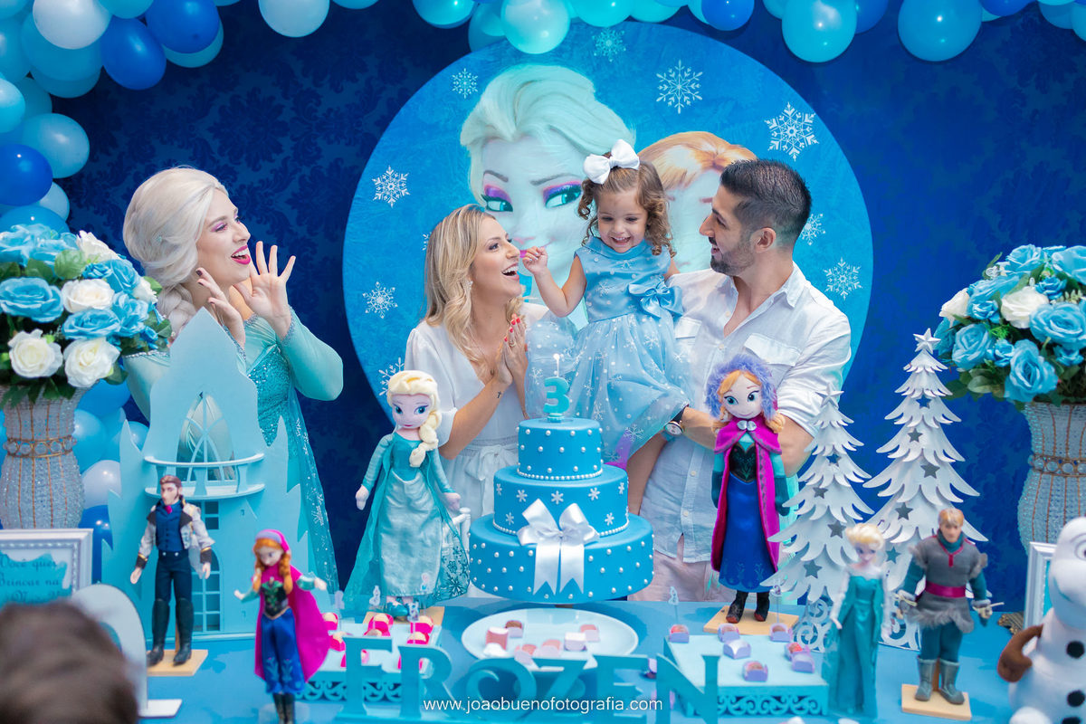 Decoração frozen, buffet pipoca 1, fotógrafo bauru, aniversário infantil, família cantando parabéns