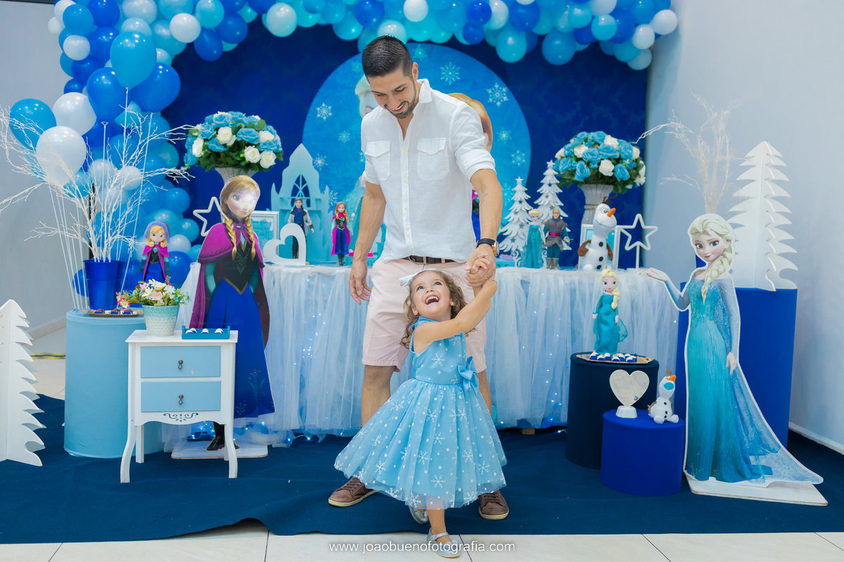 Decoração frozen, buffet pipoca 1, fotógrafo bauru, aniversário infantil, criança fantasiada de Elsa, festa de aniversário Frozen, foto com o pai
