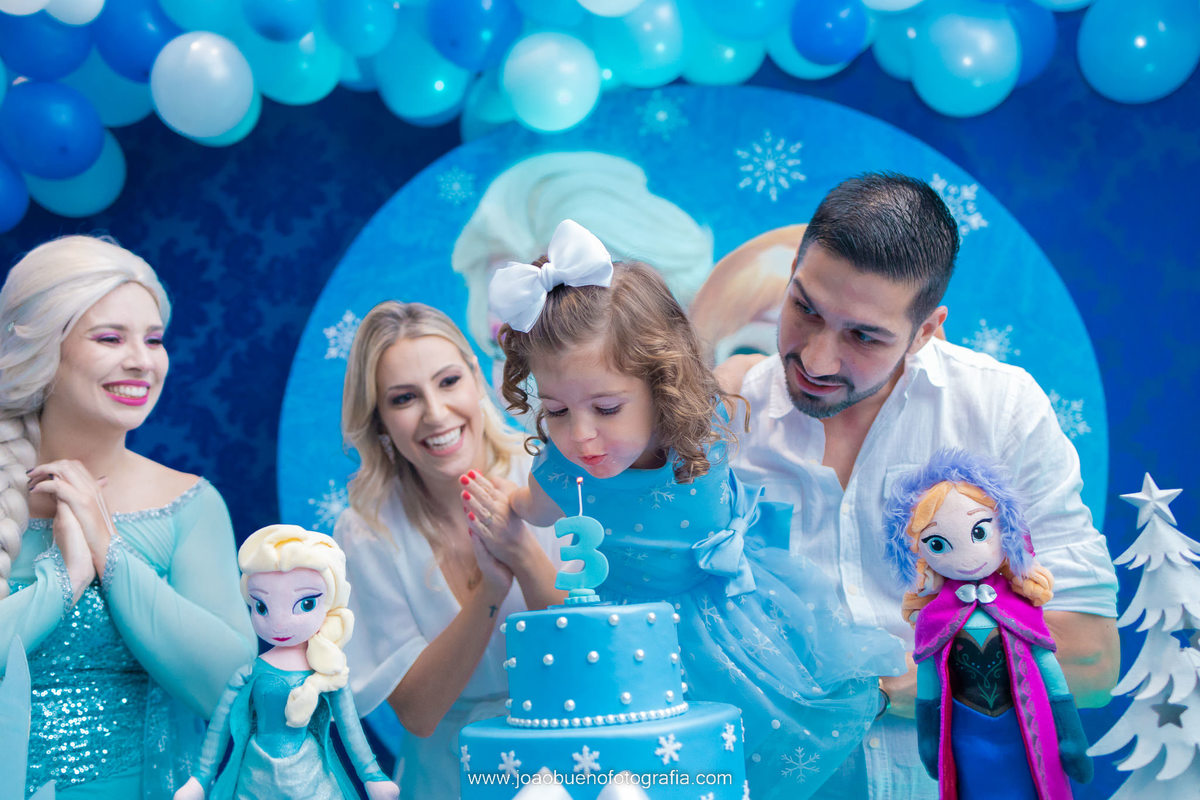 Decoração frozen, buffet pipoca 1, fotógrafo bauru, aniversário infantil, família assoprando velinhas