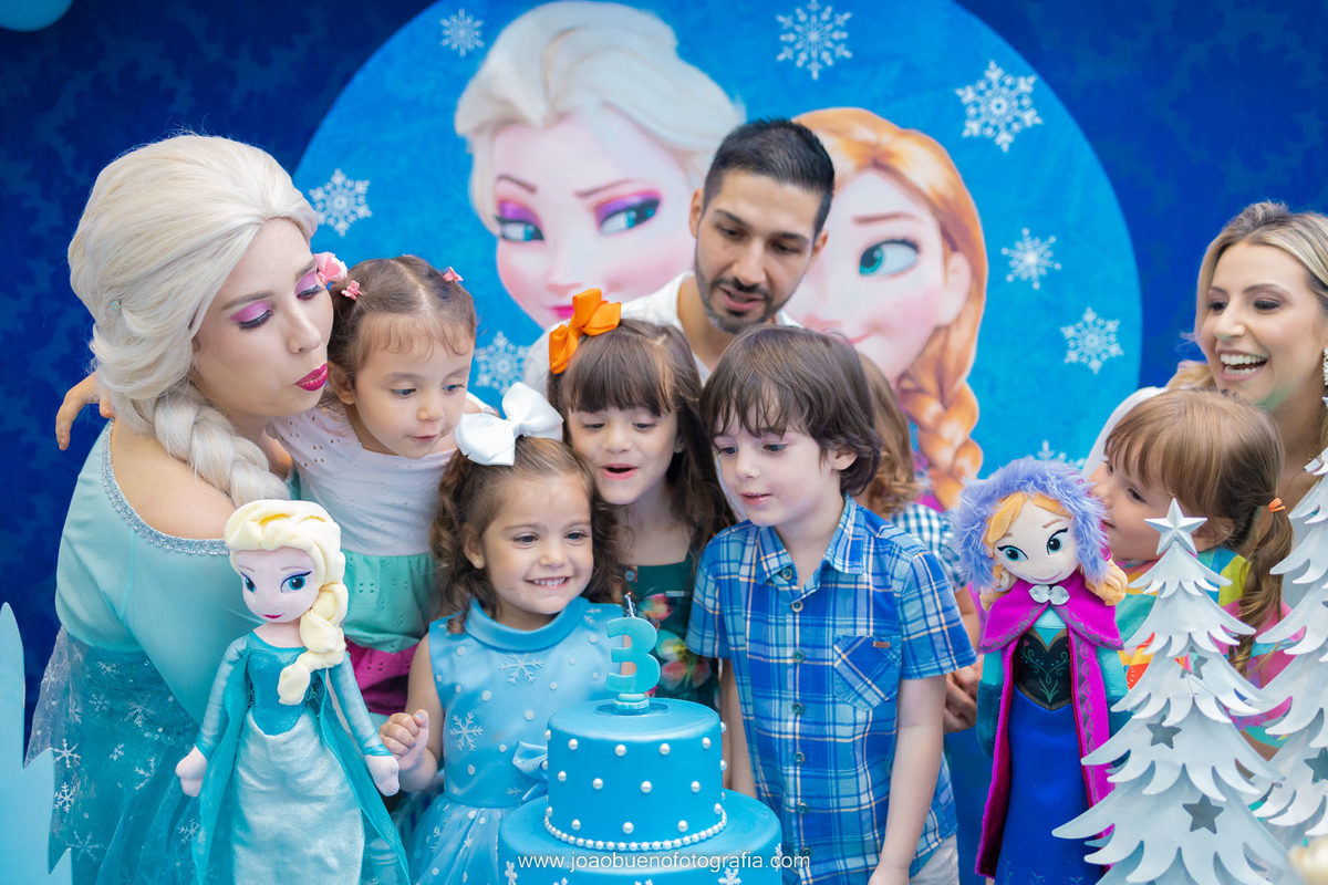 Decoração frozen, buffet pipoca 1, fotógrafo bauru, aniversário infantil, amigos assoprando a velinha do parabéns, vela parabéns frozen