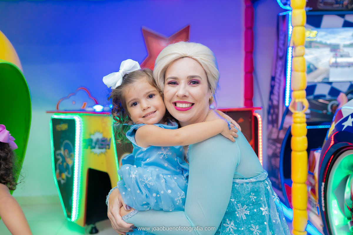 Decoração frozen, buffet pipoca 1, fotógrafo bauru, aniversário infantil, personagem vivo elsa frozen, Elsa abraçando criança