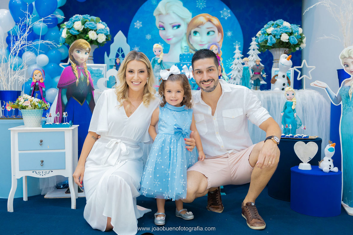 Decoração frozen, buffet pipoca 1, fotógrafo bauru, aniversário infantil, criança fantasiada de Elsa, festa de aniversário Frozen, foto com os pais, decoração frozen