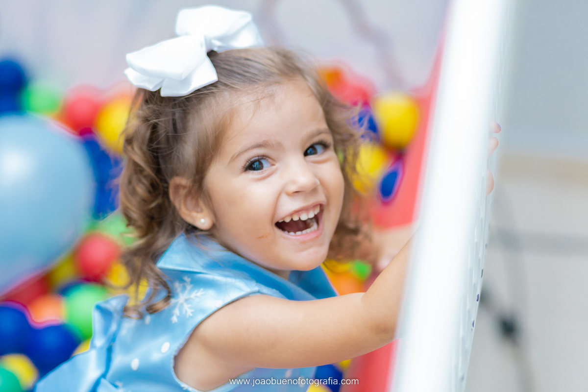 Decoração frozen, buffet pipoca 1, fotógrafo bauru, aniversário infantil, criança brincando sozinha