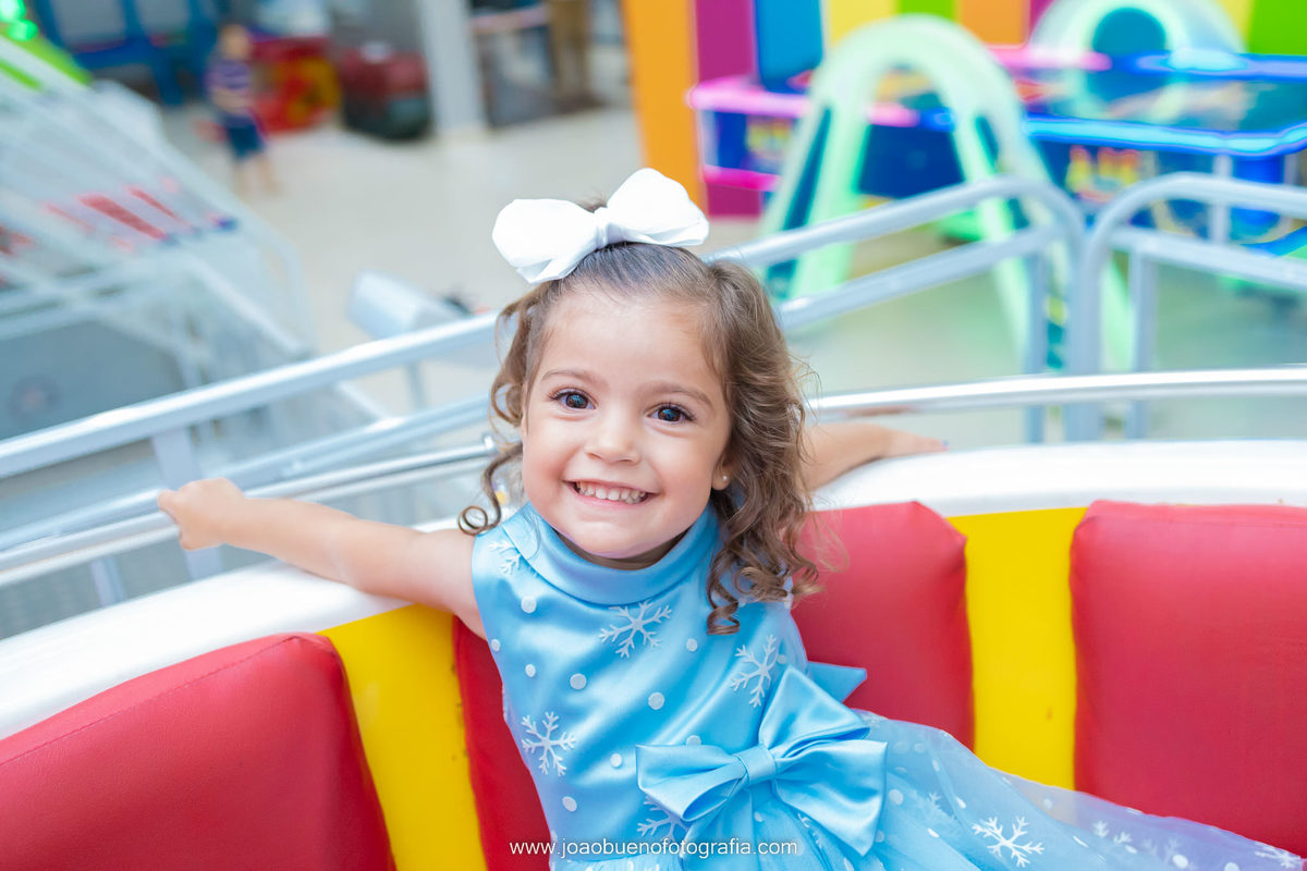 Decoração frozen, buffet pipoca 1, fotógrafo bauru, aniversário infantil, criança brincando no gira gira