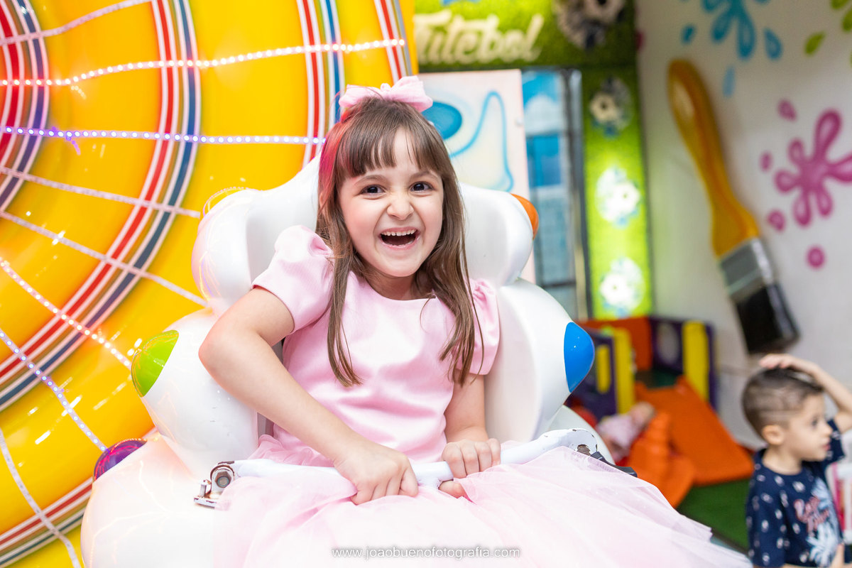 decoração mundo da Disney, decoração disney, buffet space bauru, fotografo infantil bauru, fotografia infantil bauru, criança brincando na roda gigante