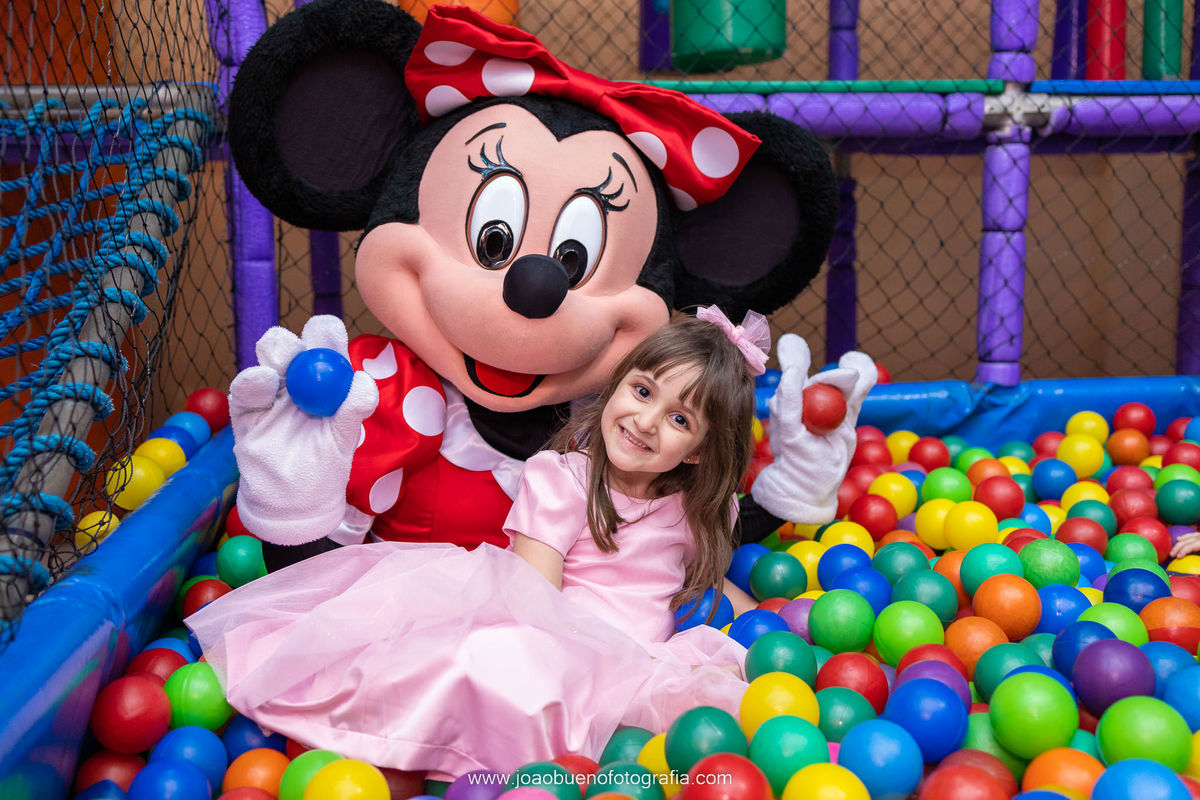 decoração mundo da Disney, decoração disney, buffet space bauru, fotografo infantil bauru, fotografia infantil bauru, criança brincando com a Minnie na piscina de bolinhas
