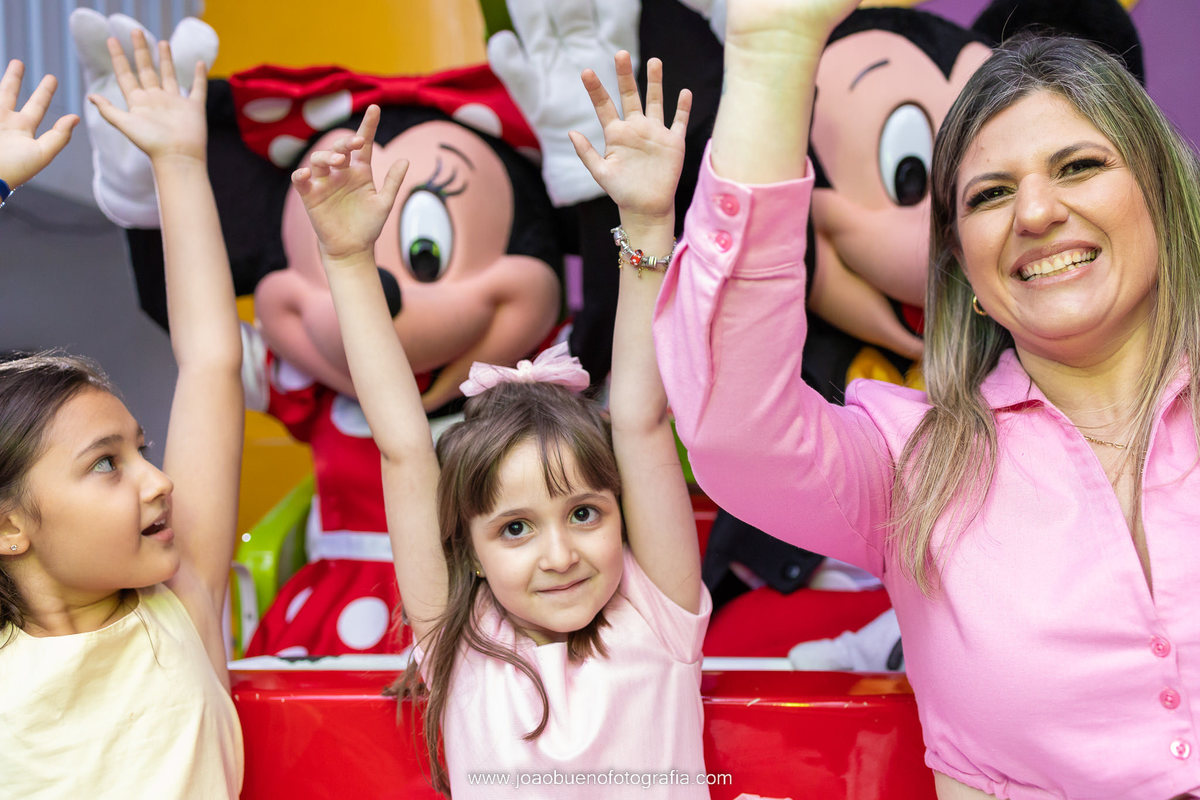 decoração mundo da Disney, decoração disney, buffet space bauru, fotografo infantil bauru, fotografia infantil bauru, crianças brincando com o Mickey e minnie