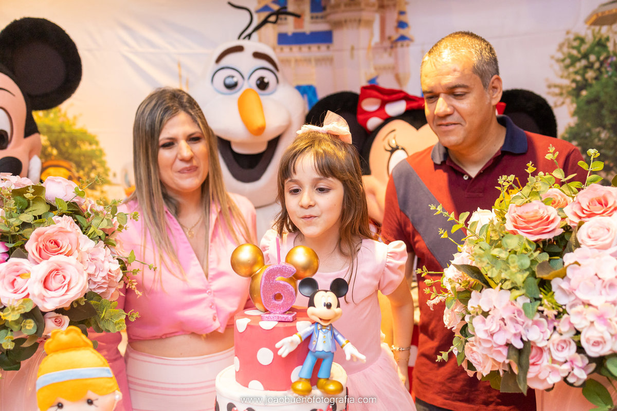 decoração mundo da Disney, decoração disney, buffet space bauru, fotografo infantil bauru, fotografia infantil bauru, menina assoprando a vela