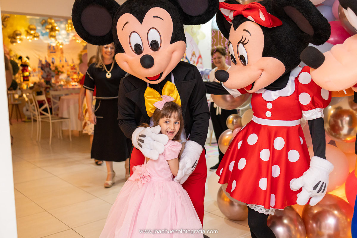 decoração mundo da Disney, decoração disney, buffet space bauru, fotografo infantil bauru, fotografia infantil bauru, personagens da Disney, criança abraçando o Mickey