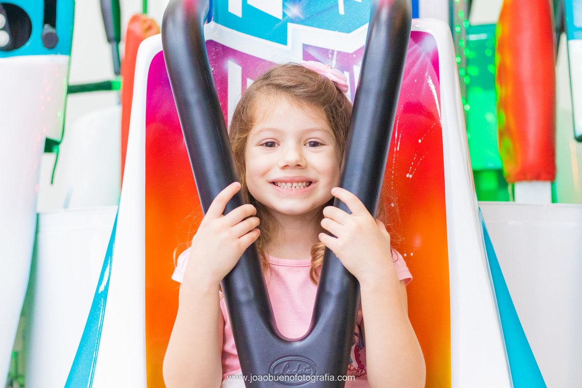 Buffet pipoca 2, fotografia infantil Bauru, fotografo infantil bauru, decoração turma da Monica, menina brincando