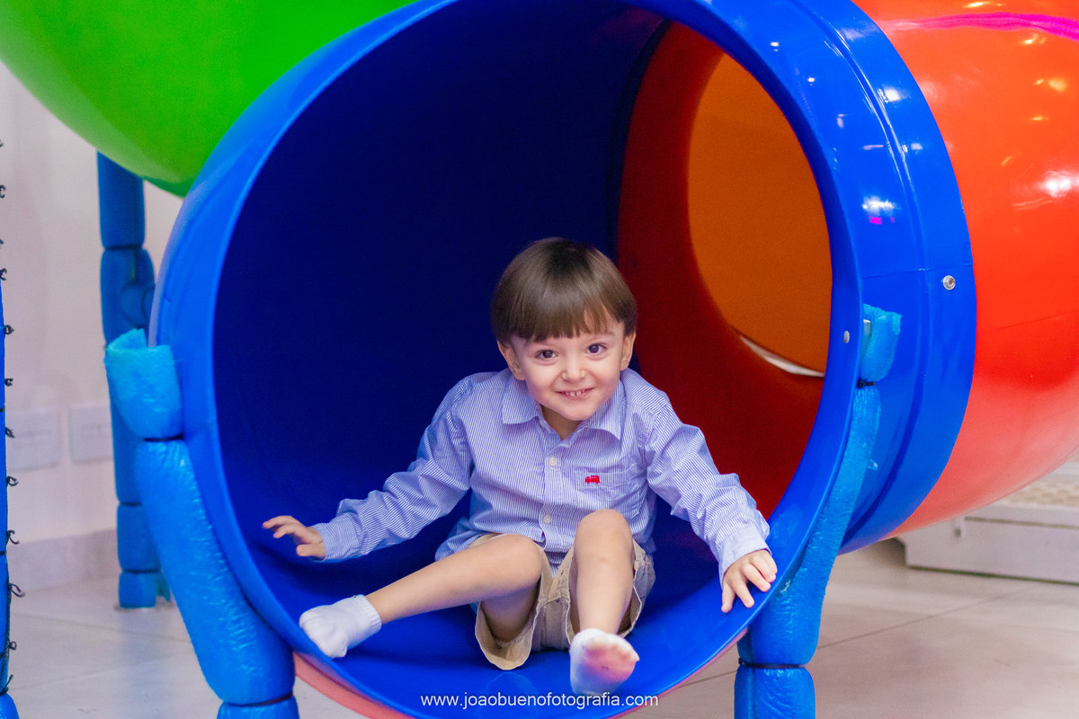 Buffet pipoca 2, fotografia infantil Bauru, fotografo infantil bauru, decoração turma da Monica, menino brincando no escorregador