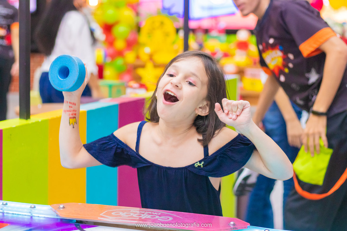 Buffet pipoca 2, fotografia infantil Bauru, fotografo infantil bauru, decoração turma da Monica, air hockey, menina comemorando