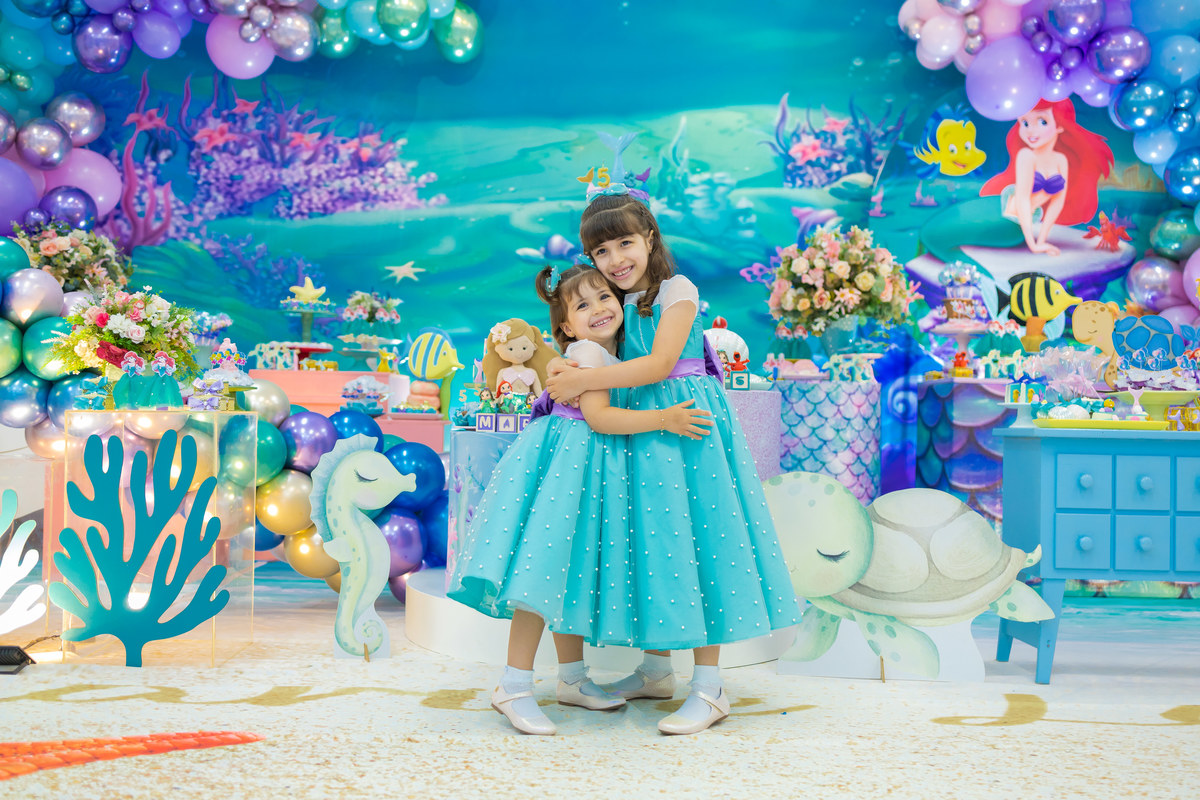 Buffet Zapteen Bauru, fotografia infantil bauru, fotógrafo infantil bauru, festa de irmãs, irmãs abraçando, vestido azul infantil, a pequena sereia, Buffet Zappteen Bauru