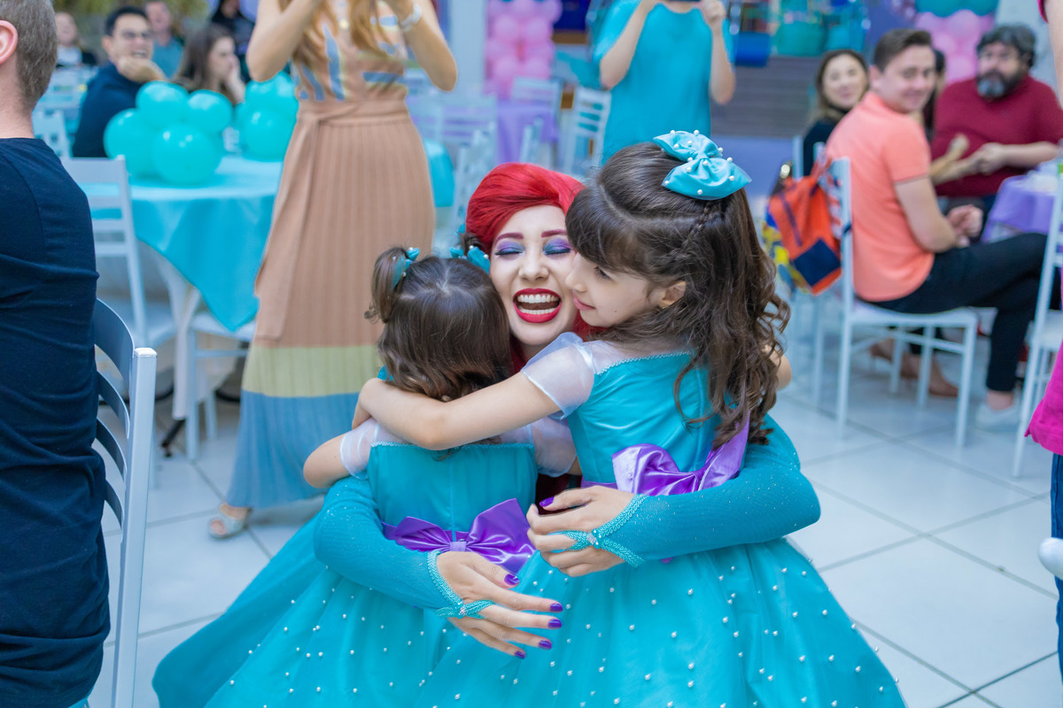Buffet Zapteen Bauru, fotografia infantil bauru, fotógrafo infantil bauru, personagem Ariel, Ariel abraçando crianças, Buffet Zappteen Bauru