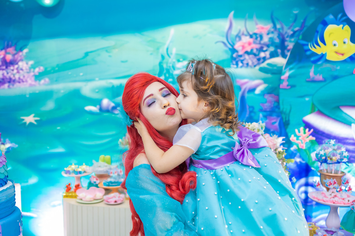 Buffet Zapteen Bauru, fotografia infantil bauru, fotógrafo infantil bauru, criança beijando Ariel, personagem Ariel, Buffet Zappteen Bauru