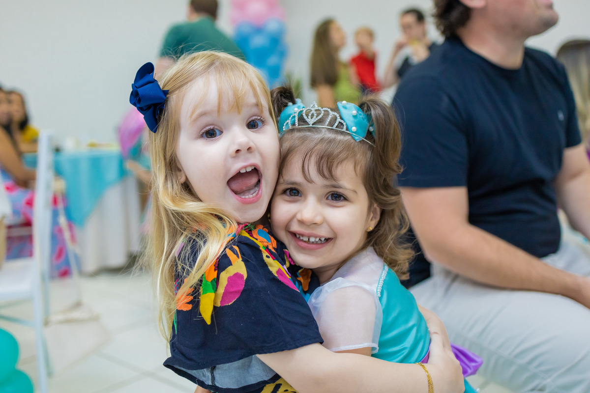 Buffet Zapteen Bauru, fotografia infantil bauru, fotógrafo infantil bauru, amigas se abraçando, Buffet Zappteen Bauru