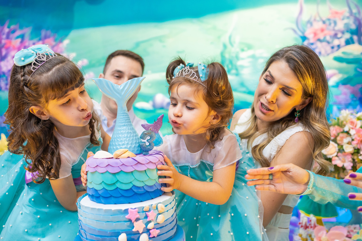 Buffet Zapteen Bauru, fotografia infantil bauru, fotógrafo infantil bauru, irmãs assoprando as velinhas, Buffet Zappteen Bauru