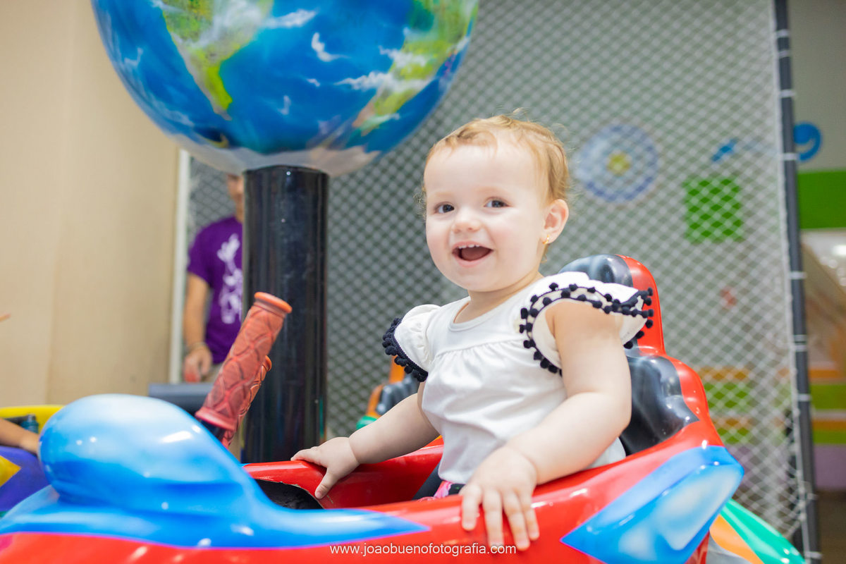 Buffet Kolore Bauru, fotografia infantil Bauru, fotógrafo infantil bauru, criança brincando de dirigir