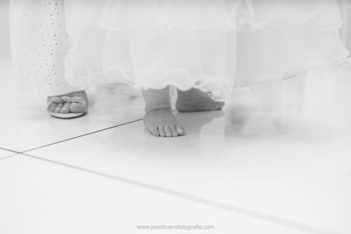 Buffet Kolore Bauru, fotografia infantil Bauru, fotógrafo infantil bauru, mãe caminhando com bebe, pés descalços 