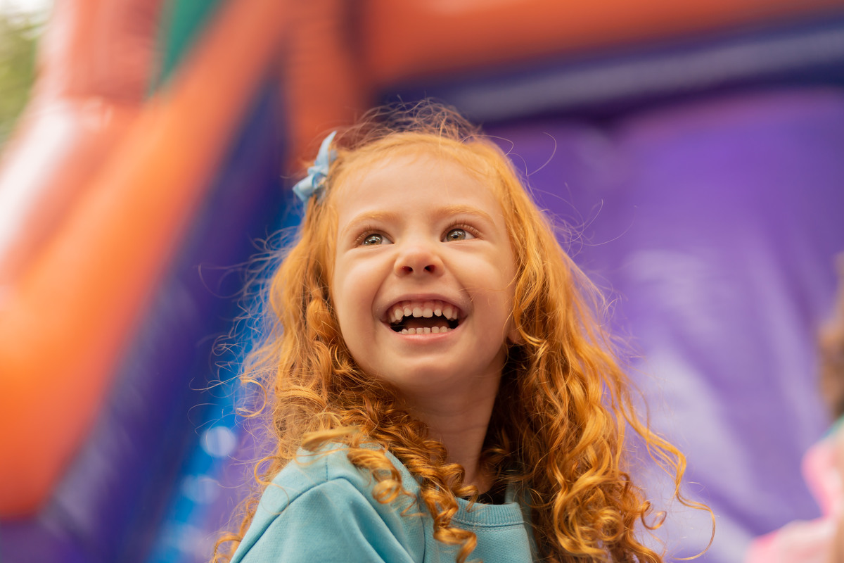 fotógrafo infantil bauru, fotografia infantil, criança brincando no escorregador